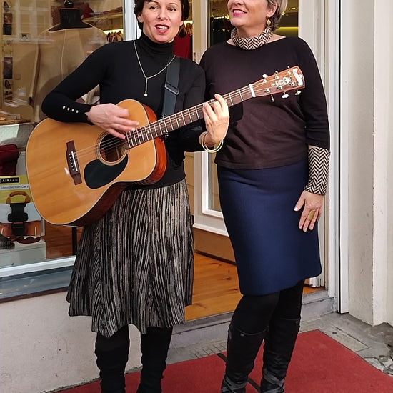 2 Frauen komplett in vincente - Kollektion gekleidet singen mit Gitarre "something stupid" von Frank Sinatra