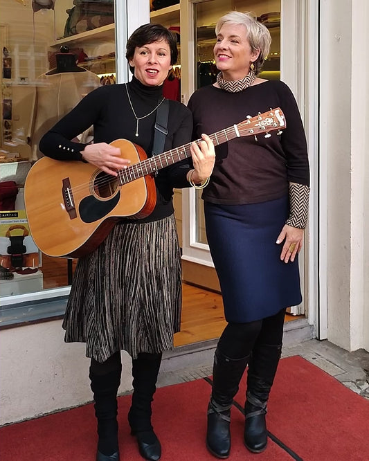2 Frauen komplett in vincente - Kollektion gekleidet singen mit Gitarre "something stupid" von Frank Sinatra