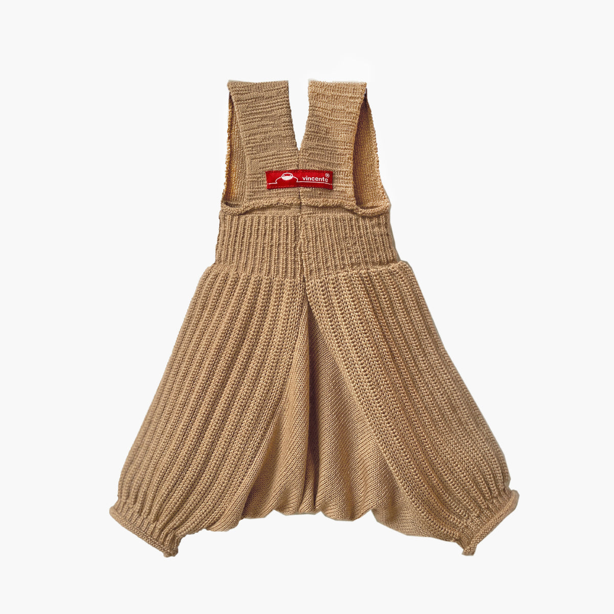 gestrickte kurze Hose aus feinster Bio-Merinowolle mit tiefen Schritt und viel Platz für Windeln. Die Hose von vincente hat hochelastische Hosenträger und ist Karamelfarben.