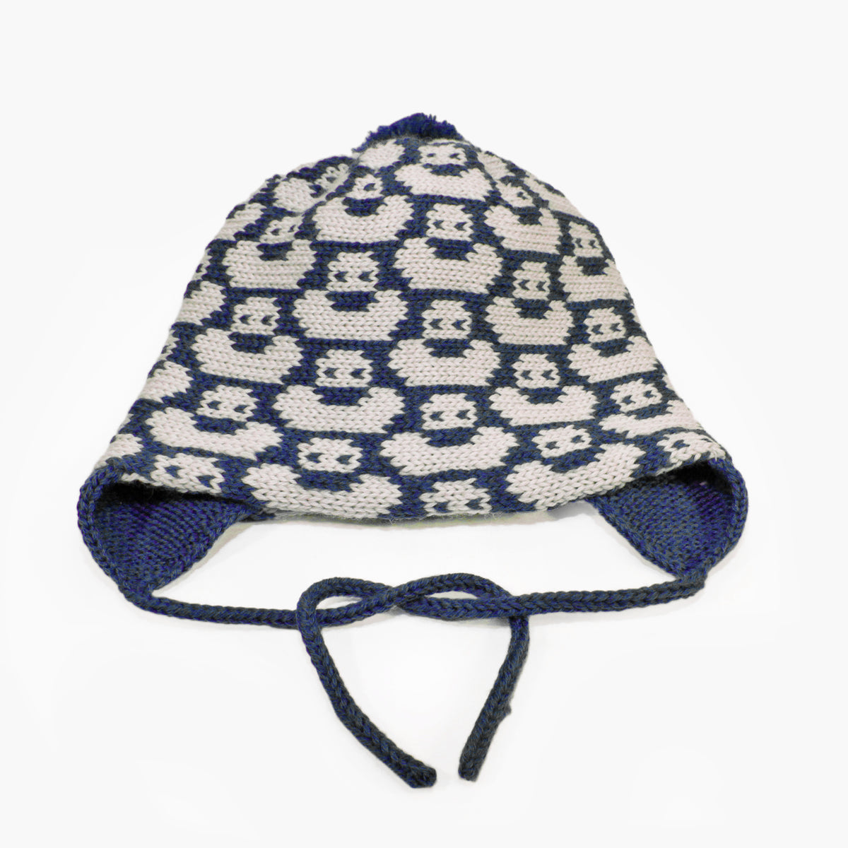 Blau/Wollweiße Mütze für Babies und Kinder mit einem fortlaufenden Muster mit kleinen Enten. Die Babymütze hat eine Bommel und angestrickte Ohrläppchen mit Bändern zum festbinden. Sie ist aufwendig der Kopfform nachgestrickt und paßt sich sehr gut an. Das rote Label mit der kleinen Ente ist hinten angenäht.