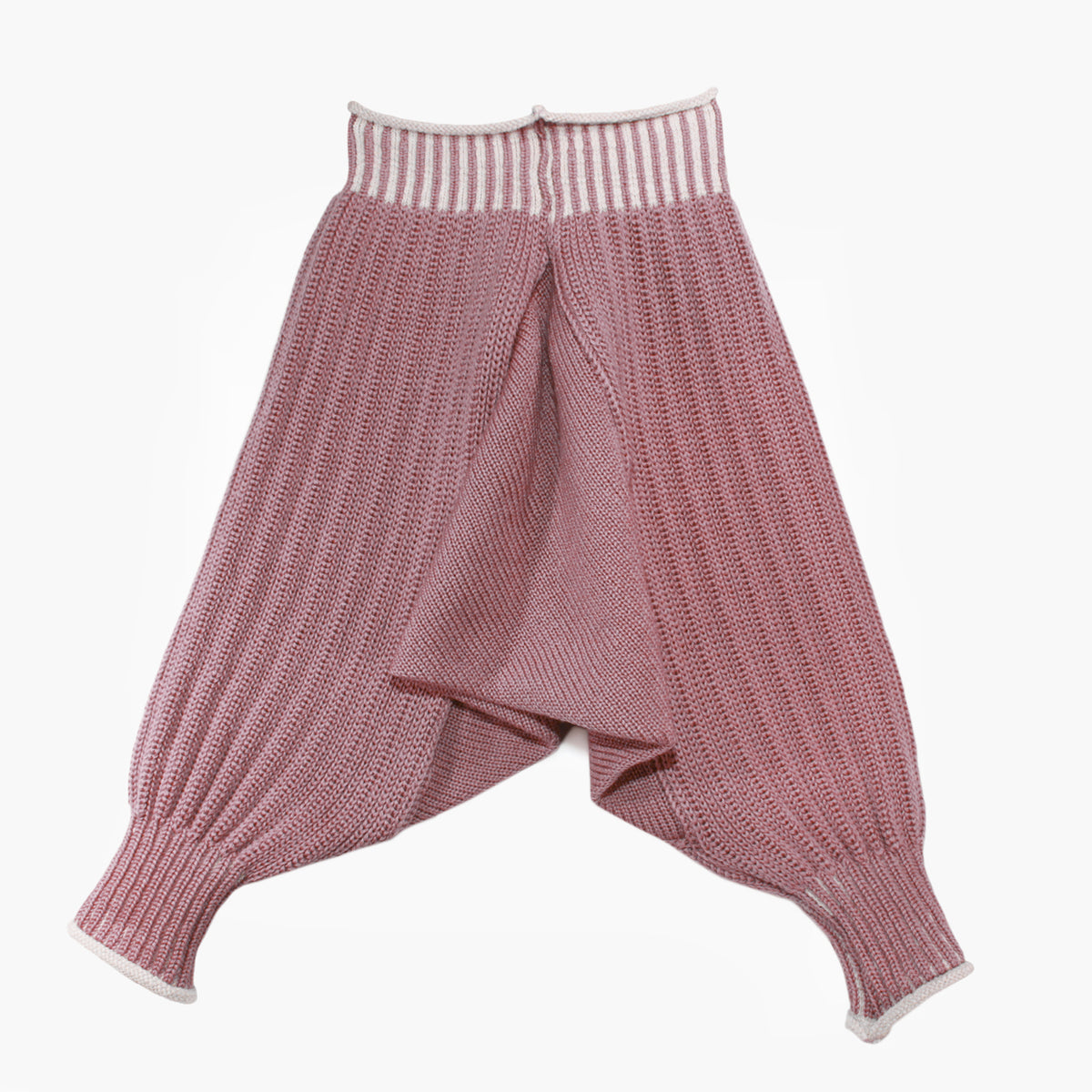 Sarouelhose auch Harems- oder Pluderhose genannt. Mit tiefgeschnittenem Schritt und extrem viel Platz für Windeln. Die Rosenholz-Farbene Wollhose ist aus feinster Bio-Merinowolle gestrickt. Sie hat enganliegende hochelastischen Bündchen, die Wollweiße Längsstreifen haben.
