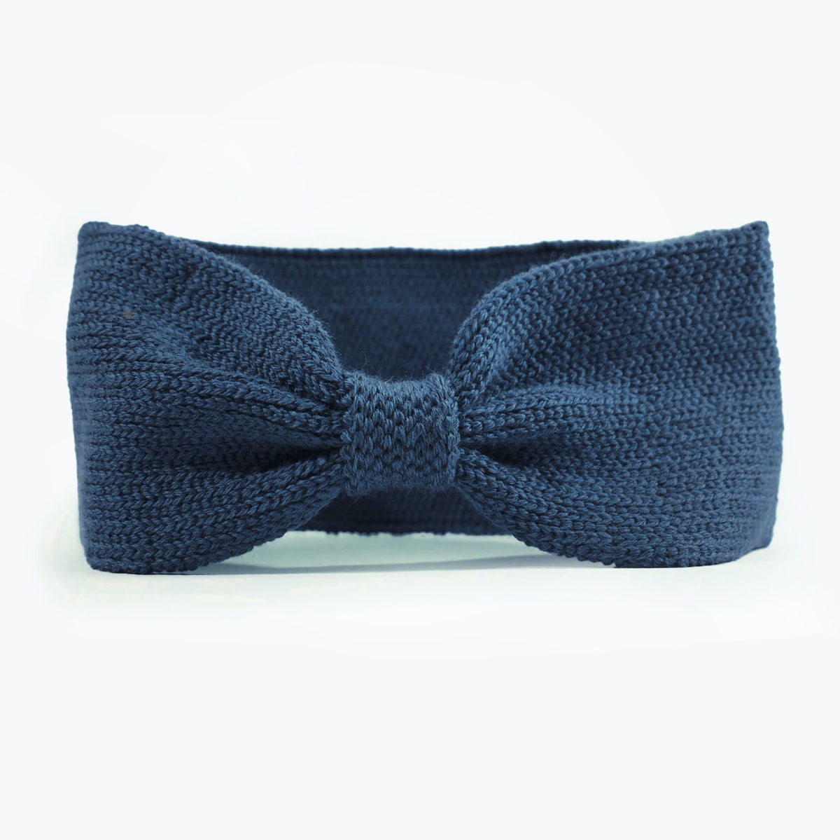 Blaues, gestricktes Stirnband mit einer kleinen Schlaufe