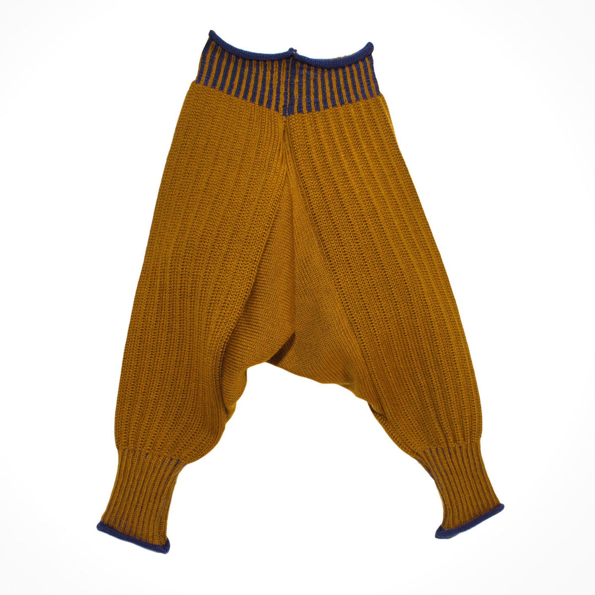 Sarouelhose auch Harems- oder Pluderhose genannt. Mit tiefgeschnittenem Schritt und extrem viel Platz für Bewegung. Die Broncefarbene Wollhose ist aus feinster Bio-Merinowolle gestrickt. Sie hat enganliegende hochelastischen Bündchen, die Dunkelblaue Längsstreifen haben.