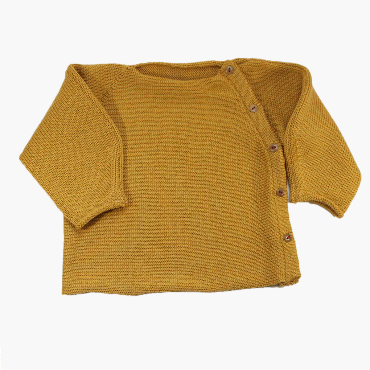 Goldgelbe Babyjacke mit seitlicher Knöpfung, auch Schlüttli genannt. Die Strickjacke ist aus Bio-Merinowolle gestrickt