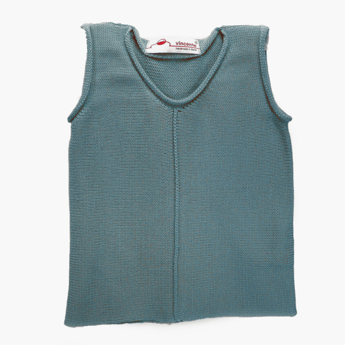 Hellblauer Pullunder für Kinder mit abgerundetem V-Auschnitt und längs verlaufender Häkelnaht in der vorderen Mitte. Der Vestover ist aus Wolle gestrickt und hat das rote vincente-Label mit der weißen Ente im hinteren GHalsauschnitt eingenäht.