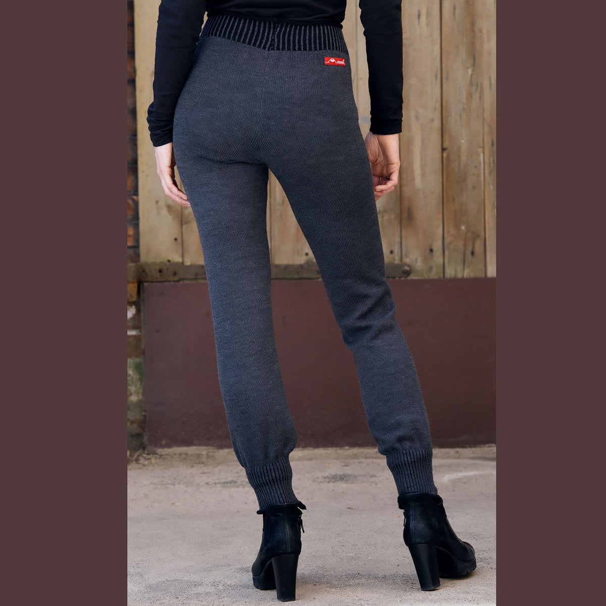 Man sieht die Beine eines Modells. Sie trägt eine Graue Strickhose im Jogginghosenstil, mit engem Bündchen am Hosenbeinende.