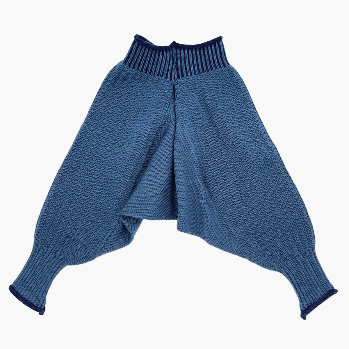 Sarouelhose auch Harems- oder Pluderhose genannt. Mit tiefgeschnittenem Schritt und extrem viel Platz für Bewegung. Die Jeansblaue Wollhose ist aus feinster Bio-Merinowolle gestrickt. Sie hat enganliegende hochelastischen Bündchen, die Dunkelblaue Längsstreifen haben.