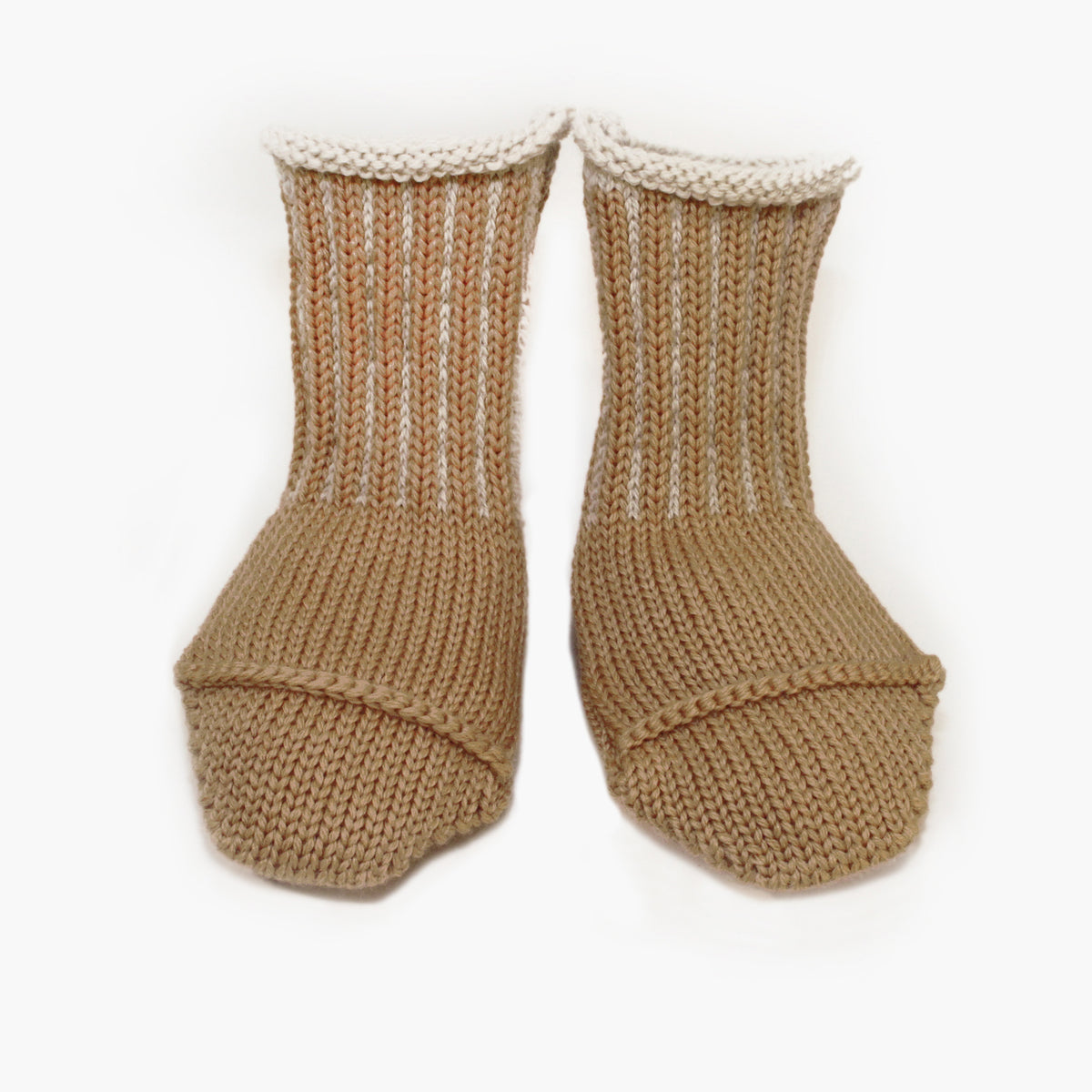 gestrickte Babysocken in Karamel-Beige mit hochelastischem Bund mit Längs Streifen in Wollweiß