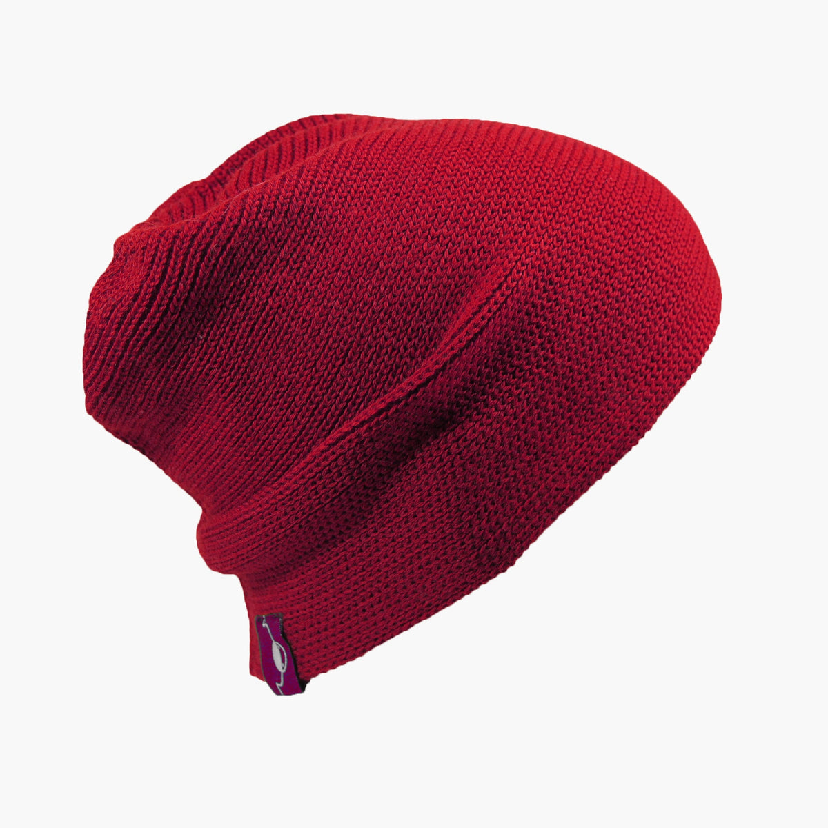 Rote Wollmütze aus Merinowolle quer in Kopf-Form gestrickt. Das Fangpatentmuster bedeutet, daß Innen ein Knötchenmuster und außen ein klassiches Rechte Maschenmuster zu sehen ist. Wenn man den Beanie umkrempelt und als Dockermütze trägt ist jeweils das andere Muster zu sehen. Das rote vincente-Label mit der kleinen Ente ist am Rand angenäht. Die Mütze kann insideout getragen werden.