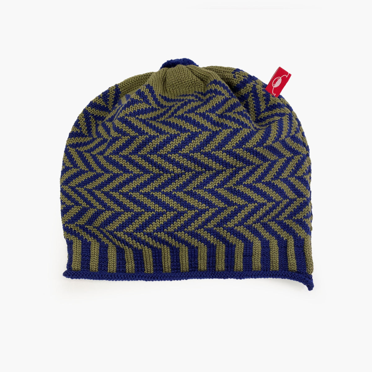 Royalblaue und olivefarbene  Beanie-Mütze aus Merinowolle mit längs gestreiften elastischem Bündchen. Die Mütze ist im klassichem Fischgrätmuster gestrickt und hat eine kleine unauffällige Bommel.