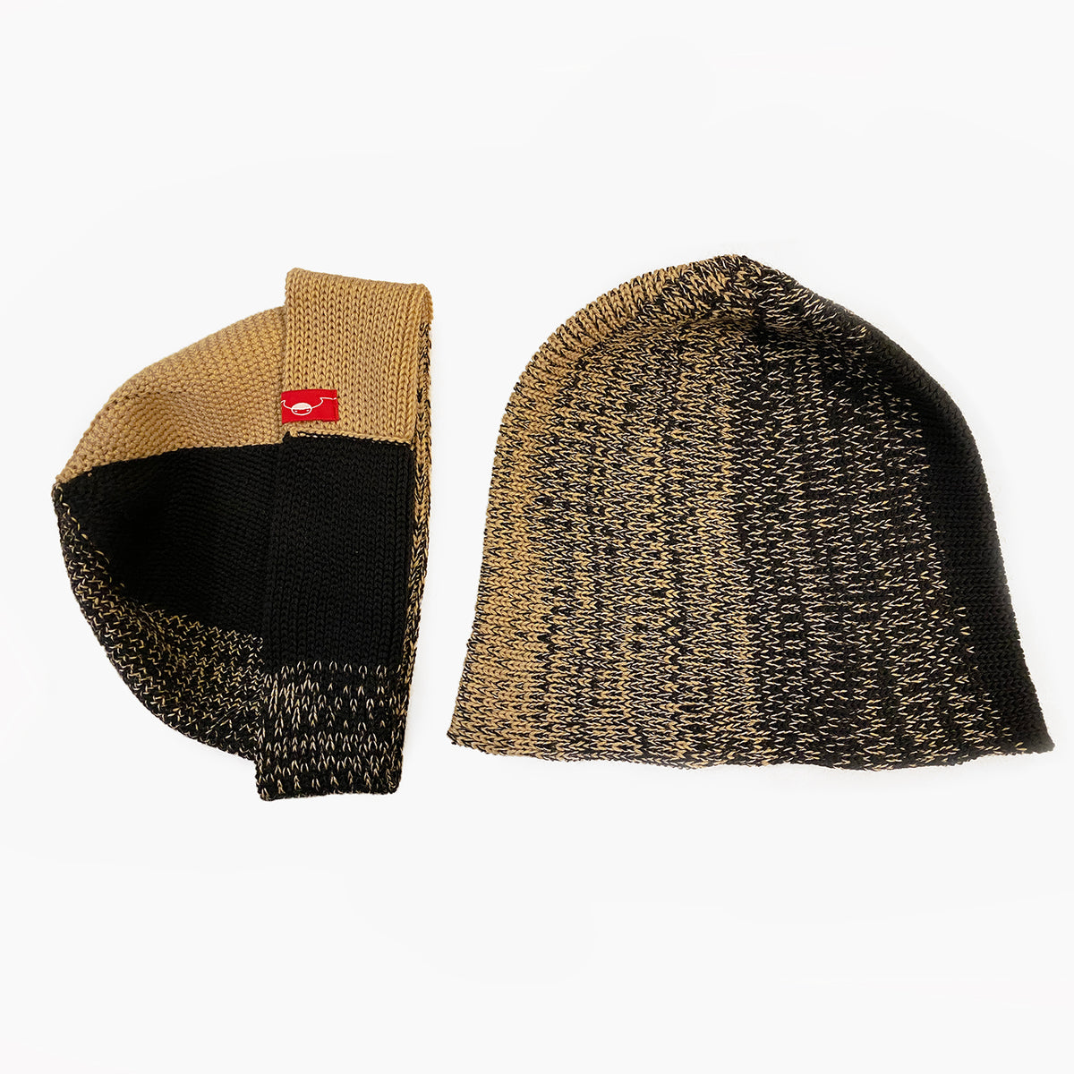 Karamel/Schwarze farbene Beanie. Der Rand ist umgeschlagen, wie bei einer Dockermütze. So sieht man das Innere  Knötchenmuster, wärend die Mütze außen rechtsgestrickt erscheint. Die Mütze hat einen Farbverlauf, der sich im Kreis wie folgt verhält: ein Tück Karamel-farben ein Stück Schwarz. Dazwischen  michen sich die beiden Farben im Farbverlauf von Karamel mit etwas Schwarz dann etwas mehr Schwarz usw.