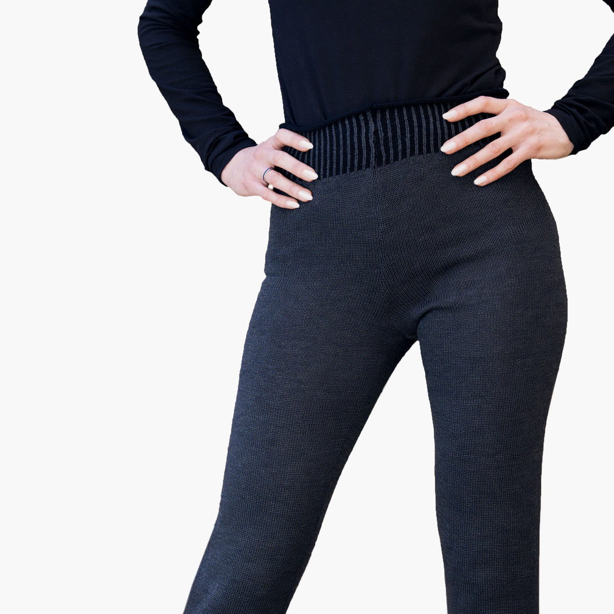 Man sieht die Beine eines Modells. Sie trägt eine Graue Strickhose im Jogginghosenstil, mit engem Bündchen am Hosenbeinende.