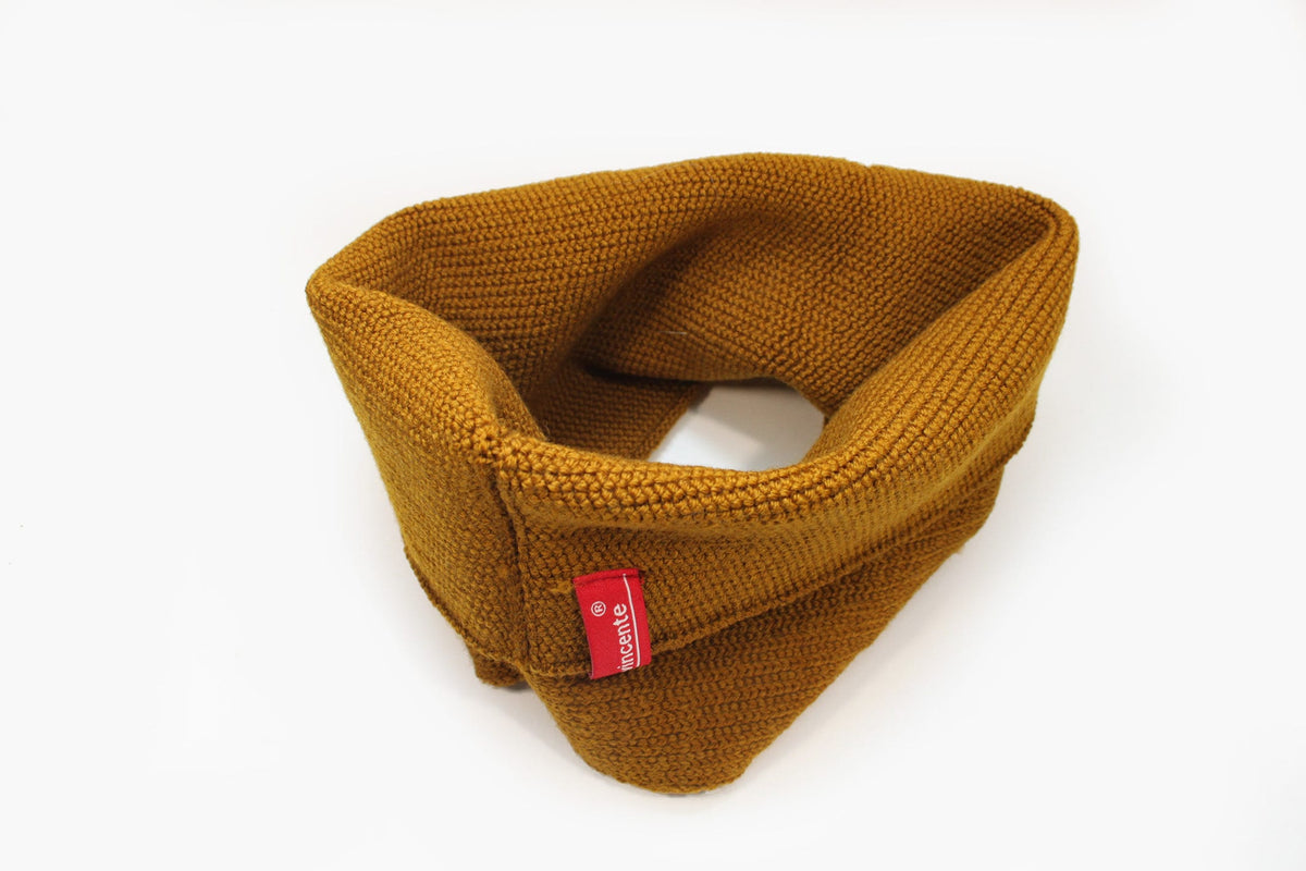 Bronce farbener gestrickter Loop außen glatt rechts gestrick. An einer Stelle ist der Schlauch umgeschlagen so sieht man das Innere feine Knötchen-Muster. das Rote/Weiße vincente-Label ist angenäht.