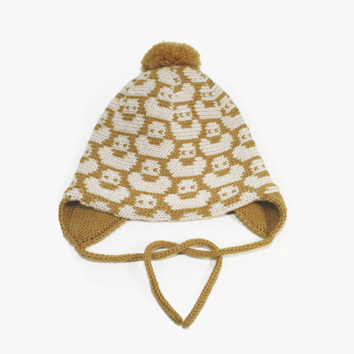 KaramelWollweiße Mütze für Babies und Kinder mit einem fortlaufenden Muster mit kleinen Enten. Die Babymütze hat eine Bommel und angestrickte Ohrläppchen mit Bändern zum festbinden. Sie ist aufwendig der Kopfform nachgestrickt und paßt sich sehr gut an. Das rote Label mit der kleinen Ente ist hinten angenäht.