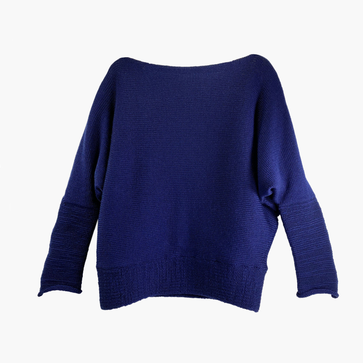 Royalblauer gestrickter Pullover mit angeschnittenen Ärmeln . Der Pullover hat einen elastichen Bund und lange elastische Ärmelbündchen.