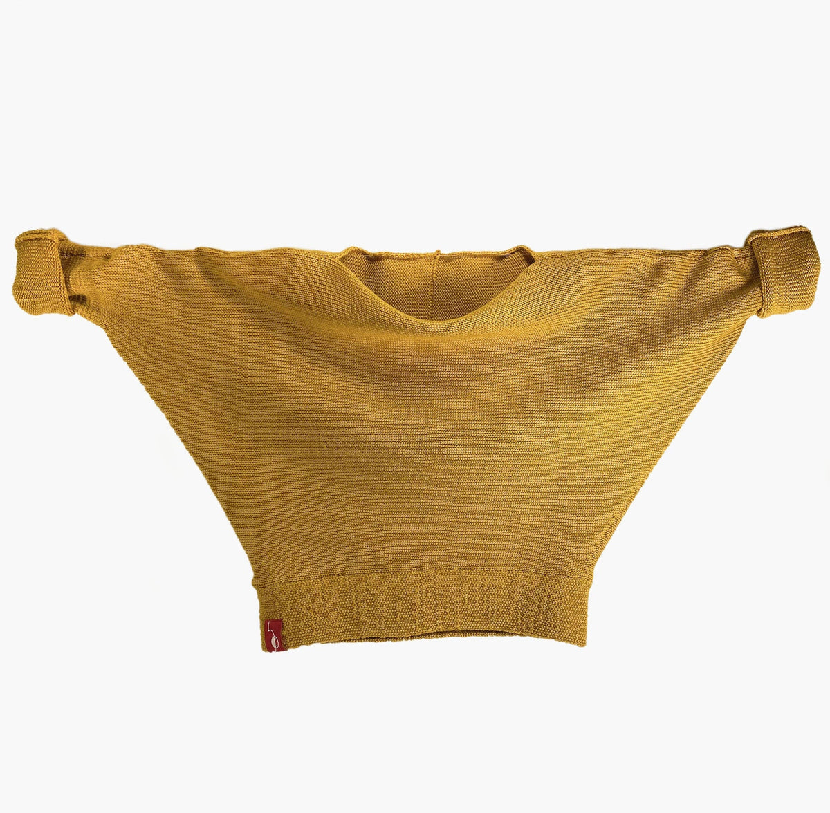 Gold Farbener gestrickter Pullover mit angeschnittenen Ärmeln . Der Pullover hat einen elastichen Bund und lange elastische Ärmelbündchen, die hier  hoch gekrempelt sind.
