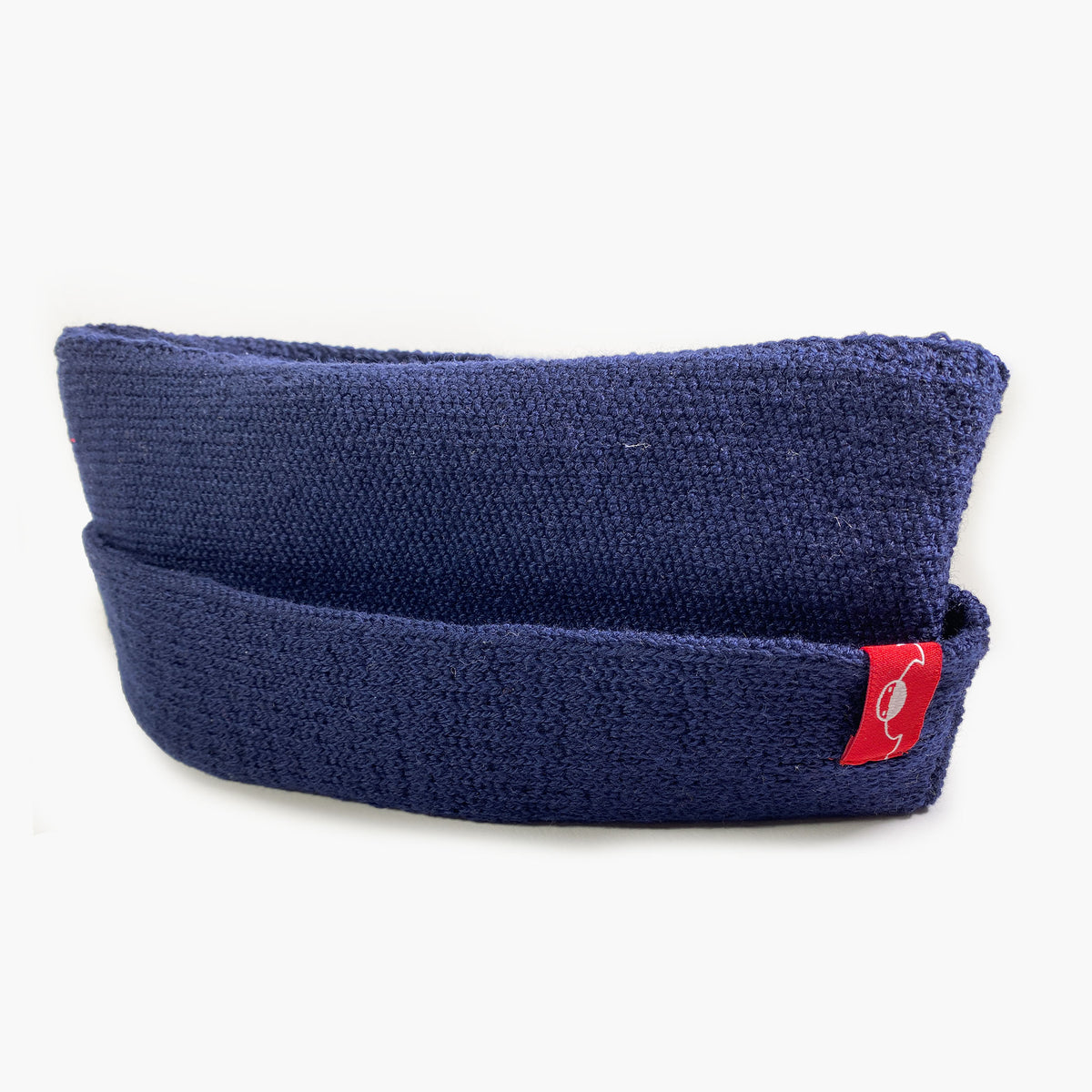 Royalblaue klassische Matrosen-  oder Schiffchenmütze gestrickt  mit Rotem vincente-Label mit der weißen Ente. 