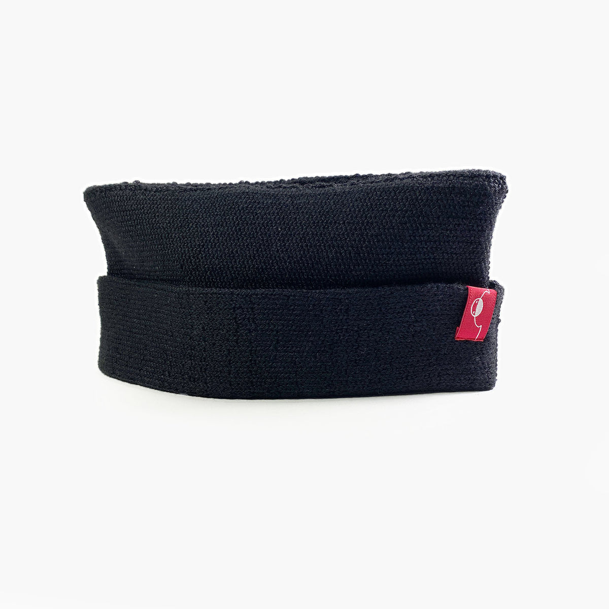 Schwarze klassische Matrosen-  oder Schiffchenmütze gestrickt  mit Rotem vincente-Label mit der weißen Ente. 