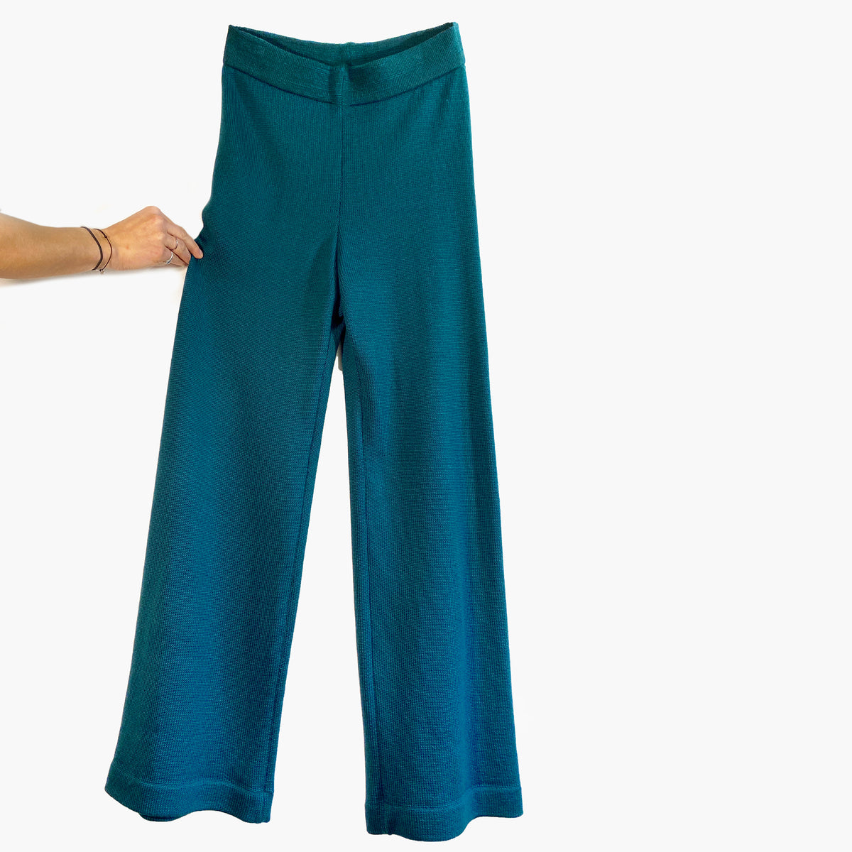 Strick-Hose in Petrol mit ausgestelltem Bein.